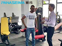 国外健身房，客人撸铁日常